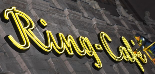 Prüfung der neuen Leuchtreklame fürs Ring-Café. Foto: LWB, Waltraud Grubitzsch