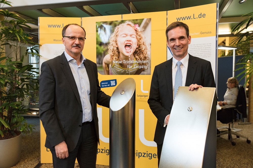 Hoffen auf eine rege Beteiligung beim Bürgervoting über neue Trinkbrunnenstandorte in Leipzig: Mario Hoff (l., Leiter Unternehmensbereich Markt) und Dr. Ulrich Meyer (Technischer Geschäftsführer der Leipziger Wasserwerke). Foto: Leipziger Gruppe