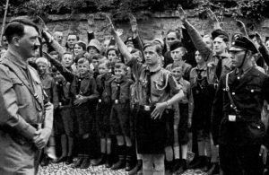 1933: Die sächsische Jugend huldigt dem neuen Reichskanzler und "Führer" Adolf Hitler. Foto: Bilderdienst Hamburg, gemeinfrei