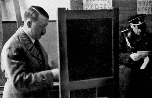 Der Führer wählt - die letzte Wahl 1932 und die NSDAP erringt keine Regierungsmehrheit. Foto: Bilderdienst Hamburg, gemeinfrei