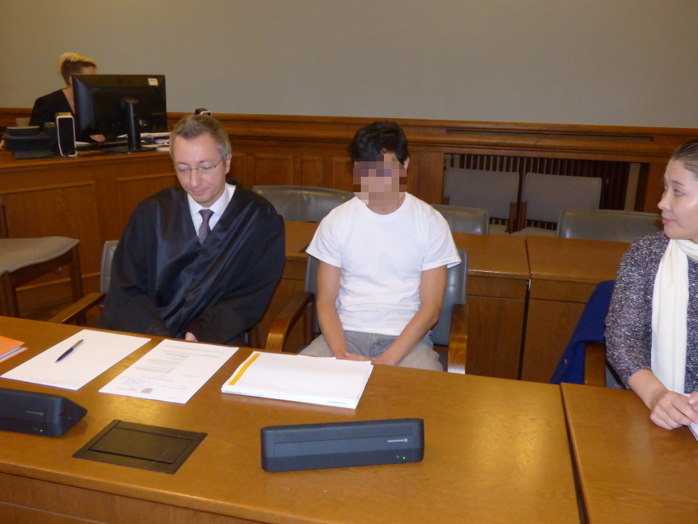 Dovchin D. (M.) neben seiner Dolmetscherin und seinem Anwalt Stefan Wirth. Foto: Lucas Böhme