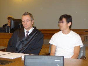 Der Angeklagte Dovchin D. (38, r.) am 17. November 2017 neben Strafverteidiger Stefan Wirth am Landgericht Leipzig. Foto: Lucas Böhme
