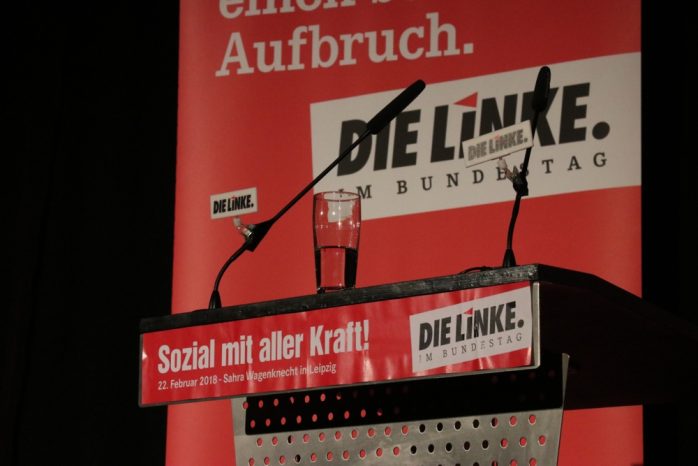 Halbvoll oder halbleer? Einer klaren Kritik an der neoliberalen Politik der letzten Jahre folgte tosender Applaus. Foto: L-IZ.de