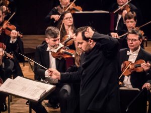 Andris Nelsons dirigiert das Gewandhausorchester. Foto: Luca Kunze