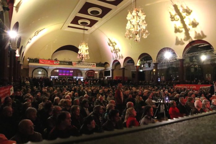Krachend voller Saal in Leipzig mit rund 1.200 Menschen im Felsenkeller. Foto: L-IZ.de
