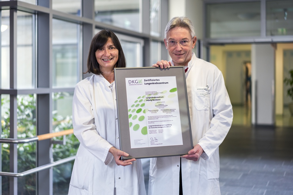 Chefärztin Dr. Sylvia Gütz (Ev. Diakonissenkrankenhaus Leipzig) und Chefarzt Dr. Axel Skuballa (Klinikum St. Georg Leipzig) nehmen das Zertifikat entgegen. Foto: Kay Zimmermann