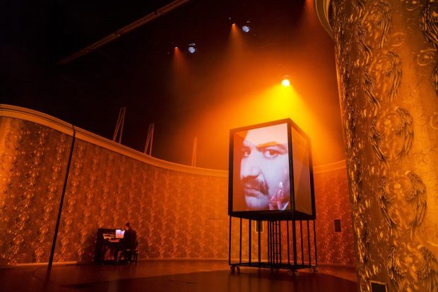 Videoprojektion mit Hauptdarsteller "Ubu" Roman Kanonik. Foto: Rolf Arnold