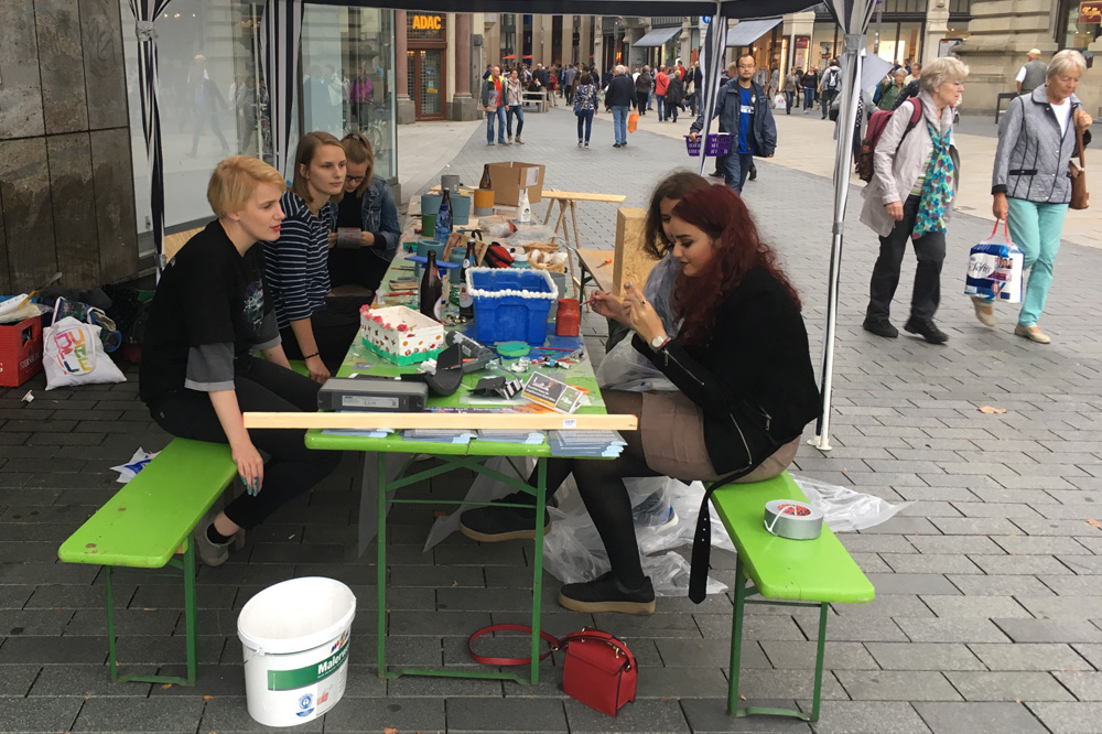 Pfandkorbbasteln im Oktober 2016 in der Petersstraße. Foto: Jugendparlament Leipzig