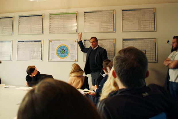 Burkhard Jung zeigt die neue Schauwand mit den INSEK-Parametern. Foto: Ralf Julke