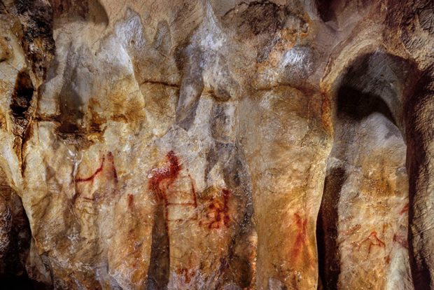 Die Höhlenmalerei in der Höhle La Pasiega (Sektion C) mit dem leiterartigen Gemälde aus waagrechten und senkrechten Linien. Foto: MPI EVA, P. Saura