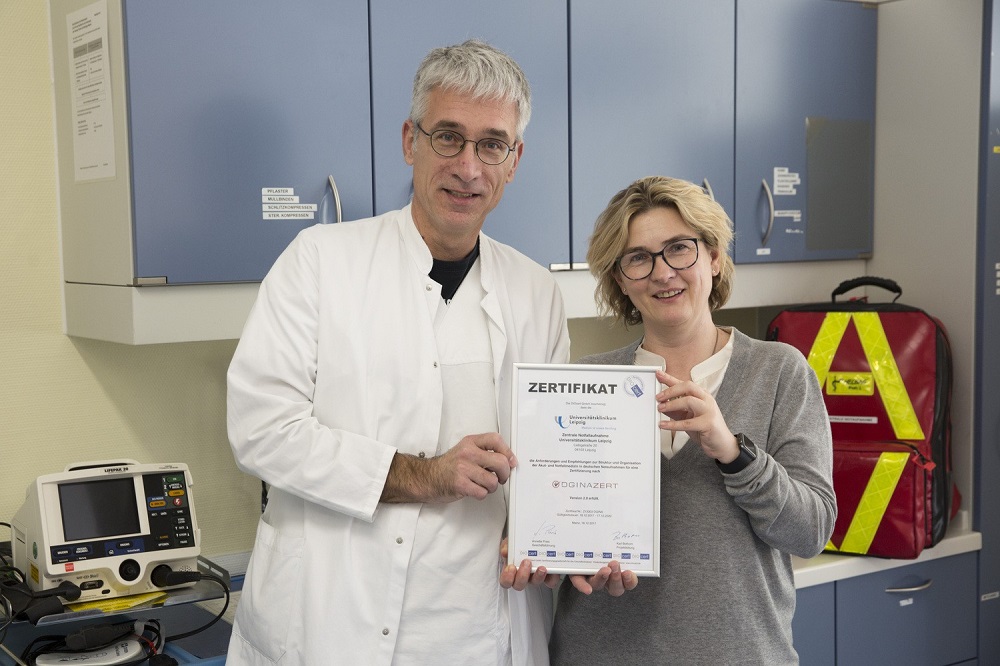 Eine Bestätigung der exzellenten Arbeit: Prof. André Gries, Leiter der Zentralen Notfallaufnahme am UKL, und Schwester Oksana Kasch, Pflegeleiterin, mit dem Zertifikat., Foto: Stefan Straube / UKL