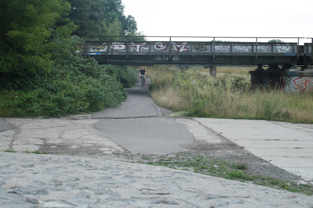 Unterführung unter der Eisenbahnbrücke an der Neuen Luppe. Foto: Ralf Julke