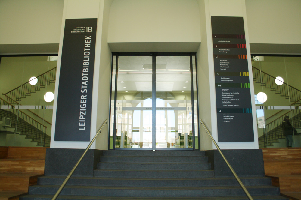 Eingang zur Stadtbibliothek am Wilhelm-Leuschner-Platz. Foto: Ralf Julke