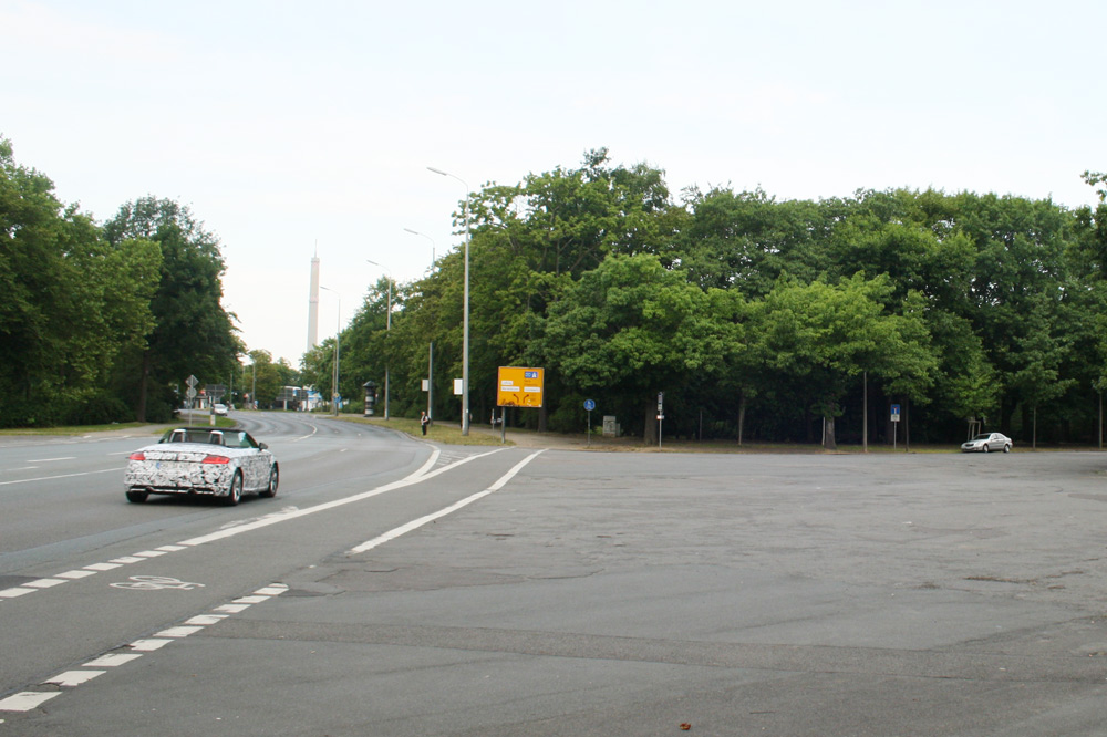 Straße An der Tabaksmühle mit Wilhelm-Külz-Park (rechts). Foto: Ralf Julke