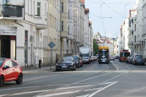 XL-Straßenbahn in der Lützowstraße. Foto: Ralf Julke