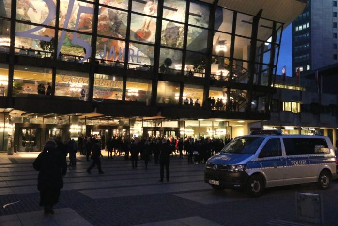 Alles str&ouml;mt zum Gewandhaus und die Polizei ist &uuml;berraschend markant pr&auml;sent. Foto: L-IZ.de