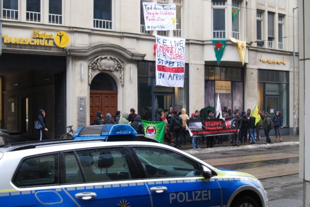 Etwa 50 Personen veranstalten vor dem SPD-Büro eine Kundgebung. Foto: René Loch