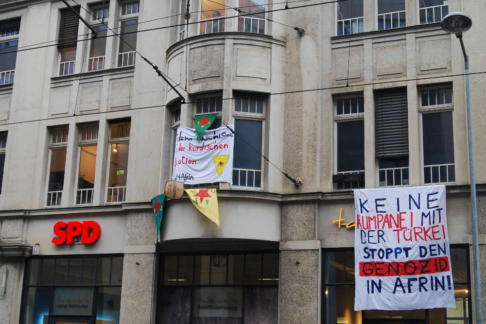 Transparente und Fahnen. Foto: René Loch