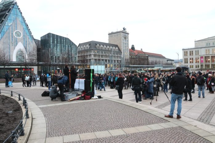 Rund 350 Menschen auf der Demo auf dem Augustusplatz. Foto: L-IZ.de
