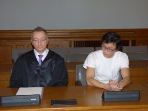 Dovchin D. (39) vor der Urteilsverkündung neben Rechtsanwalt Stefan Wirth. Foto: Lucas Böhme