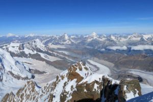 Gipfelblick von der Dufourspitze in der Schweiz (4.634 m). Foto: Erich Arndt