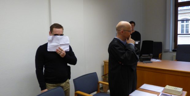 Der Angeklagte Johann G. (25, l.) am Freitag vor dem Landgericht neben Verteidiger Christian Avenarius. Foto: Lucas Böhme