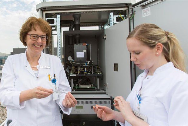 Auf dem Dach der Frauen- und Kindermedizin des UKL steht Ostdeutschlands einziger elektronischer Pollenmonitor. Prof. Regina Treudler (links), Ärztliche Leiterin des Leipziger Interdisziplinären Centrums für Allergologie (LICA), und Dr. Jeannine Wobser werten die Daten, die das Gerät liefert, aus. Foto: Stefan Straube/UKL