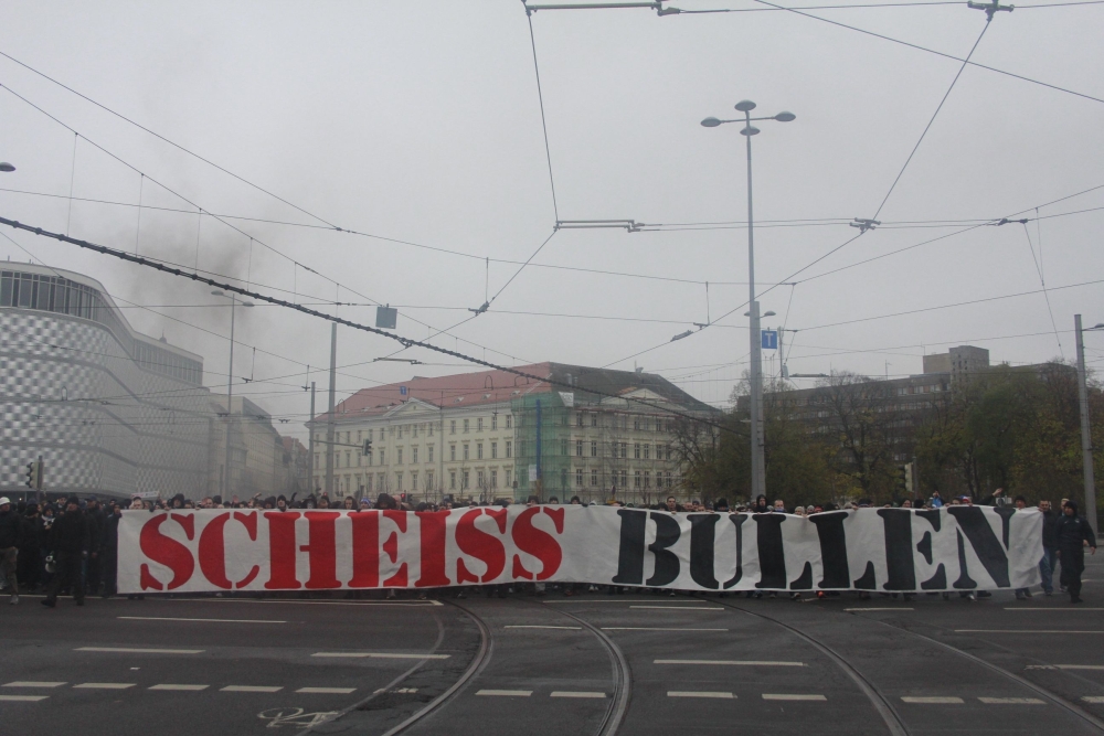 Polizeibegleiteter Marsch von Hansa-Rostock-Fans in Leipzig (2013). Foto: Martin Schöler