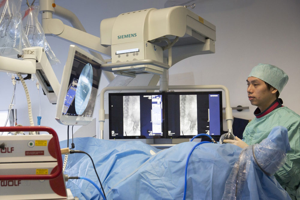 Phuc Ho Thi, Facharzt für Urologie am UKL, mit einem so genannten Zystoskop zur Entfernung einer Harnleiterschiene unmittelbar vor der geplanten Harnleiterspiegelung/Steintherapie. Foto: Stefan Straube/UKL