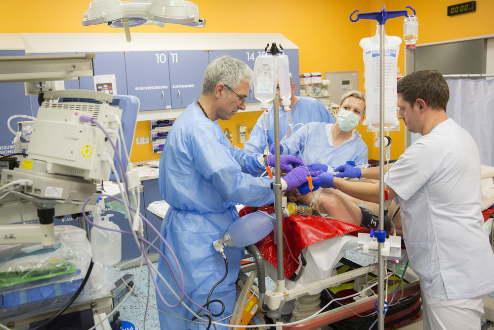 Prof. André Gries (links), Leiter der Zentralen Notfallaufnahme am UKL, und Mitarbeiter seines Teams versorgen einen Notfallpatienten. Foto: Stefan Straube/UKL