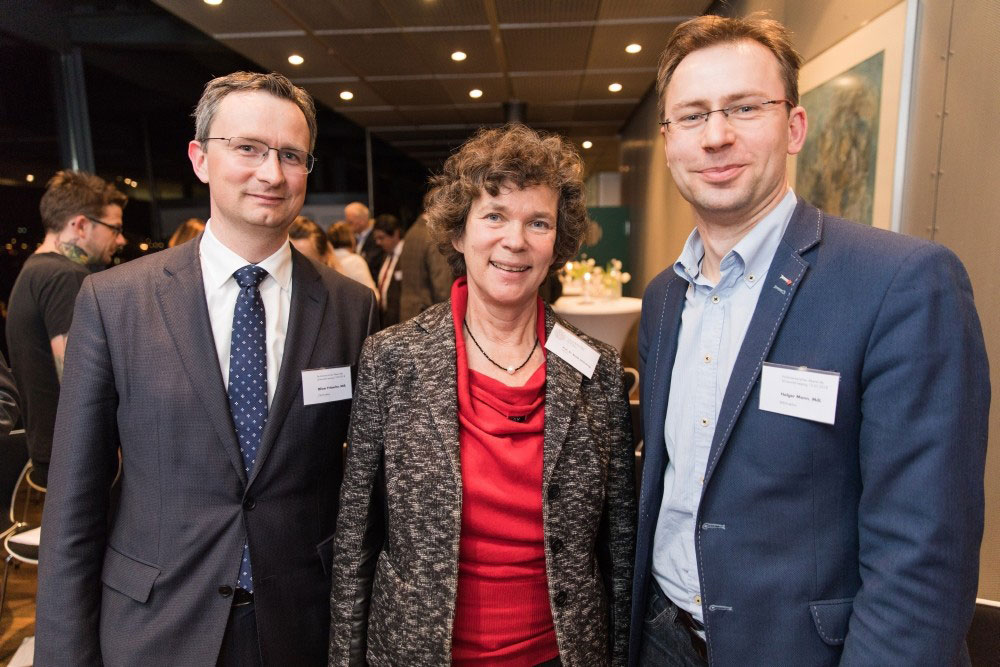 Rektorin Prof. Dr. Beate Schücking mit Oliver Fritzsche, Vorsitzender des Ausschusses für Wissenschaft und Hochschule, Kultur und Medien (links) und Holger Mann, stellvertretender Vorsitzender des Ausschusses für Wissenschaft und Hochschule, Kultur und Medien (rechts). Foto: Christian Hüller / Universität Leipzig