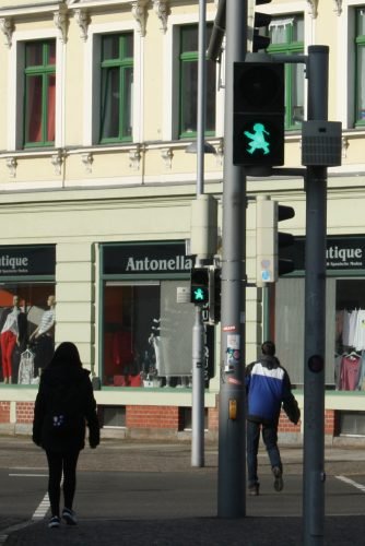 Ampel-Mädchen an der Kurt-Eisner-Straße. Foto: Ralf Julke