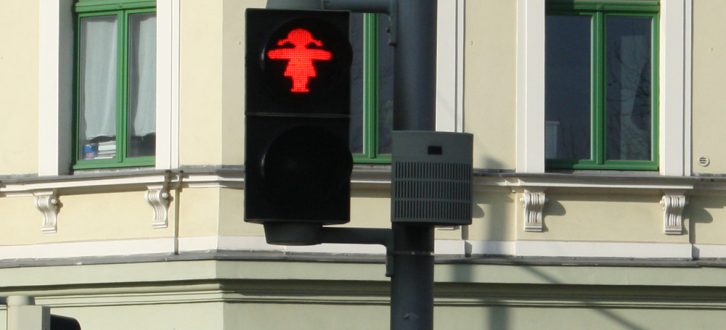 Rotes Ampel-Mädchen sagt: Halt! Foto: Ralf Julke