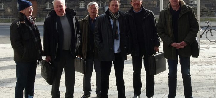Die Mitglieder der Bürgerinitiative vor dem Wirtschaftsministerium in Dresden. Foto: BI Gegen die neue Flugroute