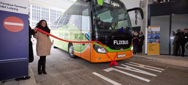 Einfahrt eines Flixbusses in das neue Busterminal. Foto: W&R IMMOCOM/Albrecht Voss
