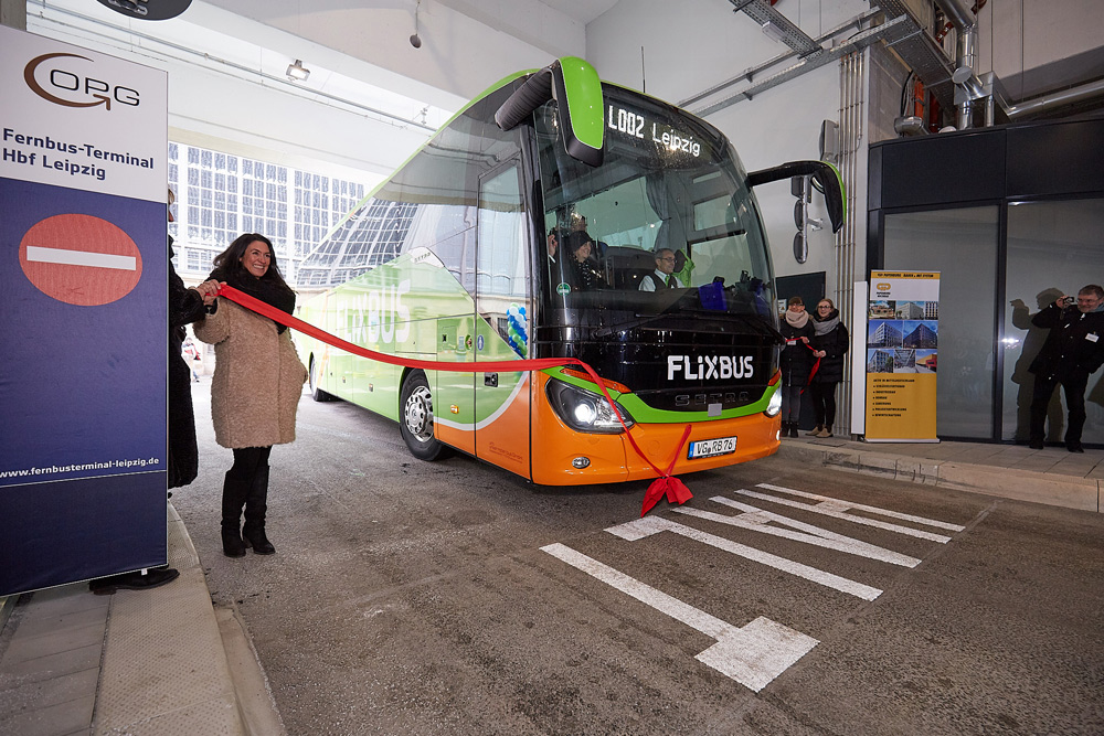 Einfahrt eines Flixbusses in das neue Busterminal. Foto: W&R IMMOCOM/Albrecht Voss