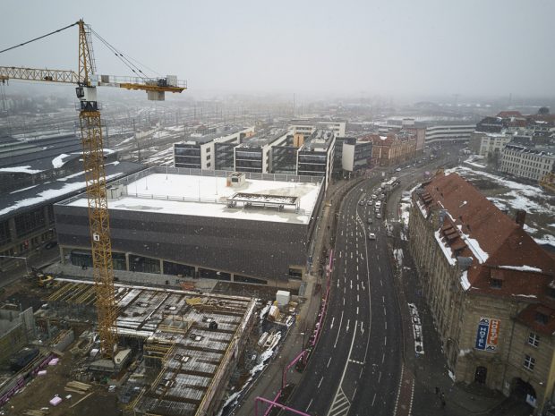 Draufsicht auf das kombinierte BUsterminal / Parkhaus. Foto: W&R IMMOCOM/Albrecht Voss