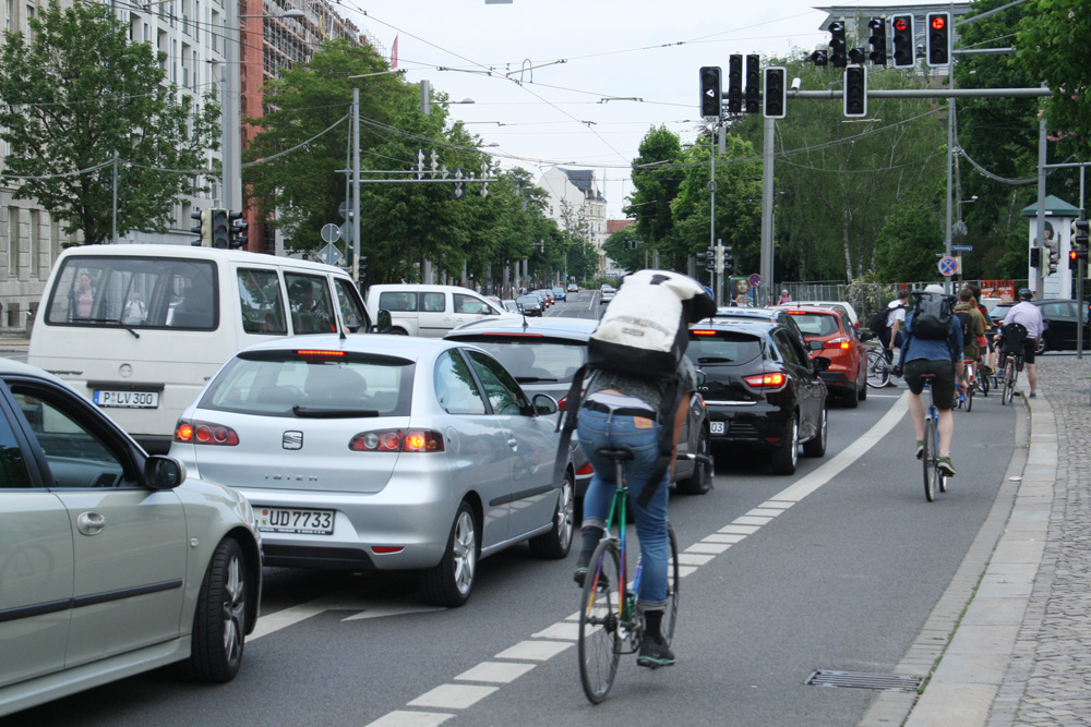 Alltagsverkehr in der Dresdner Straße. Foto: Ralf Julke