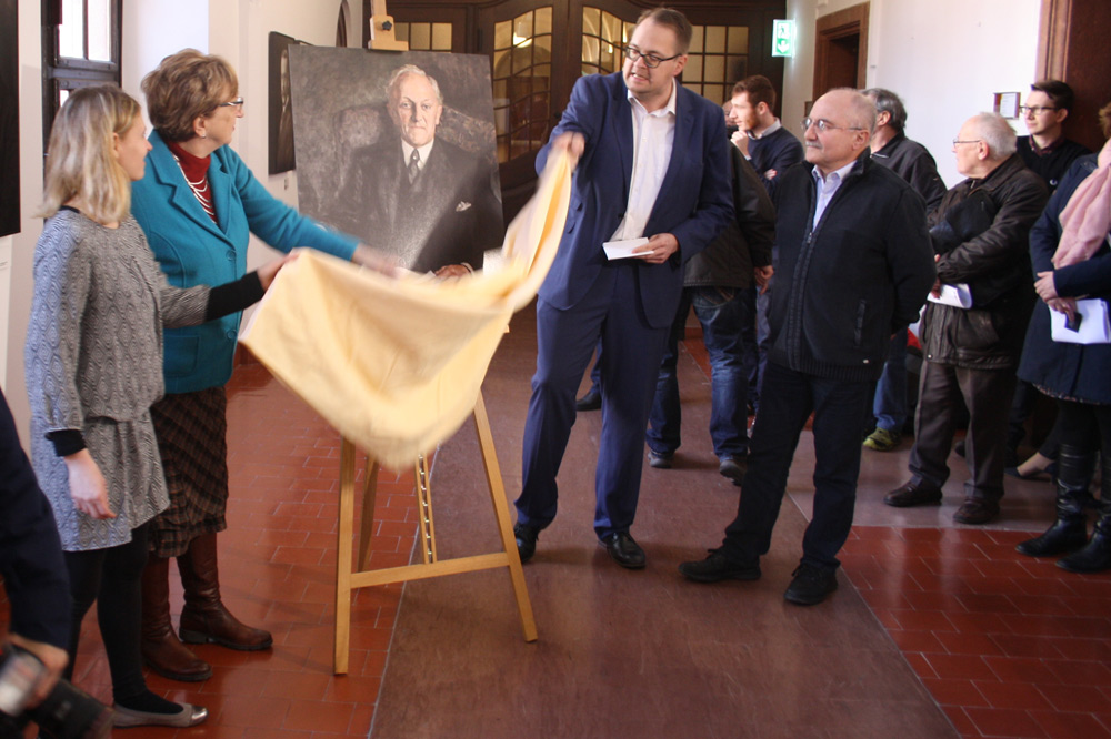 Enthüllung des Zeigner-Porträts durch die Linksfraktion am 16. Februar. Foto: Ralf Julke