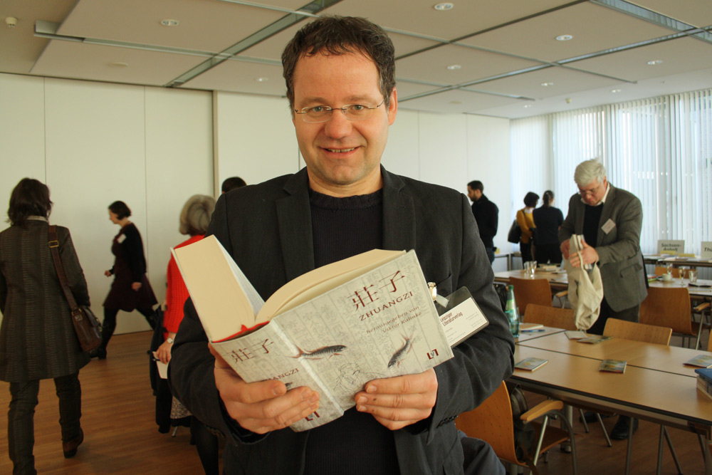 Viktor Kalinke mit dem dicken "Zhuangzi. Foto: Ralf Julke