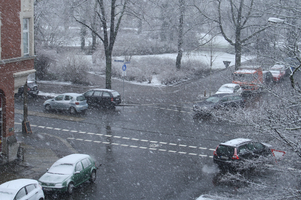 Kreuzung im Schnee. Foto: Ralf Julke
