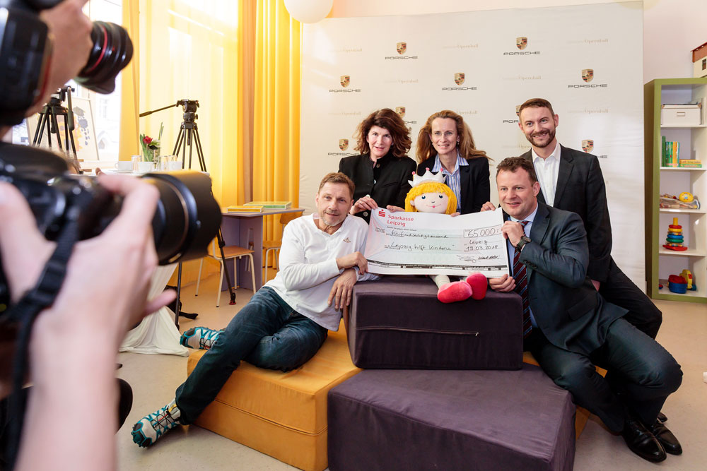 Scheckübergabe an Stiftung „Leipzig hilft Kindern“ durch Richy Müller, Schauspieler und Botschafter der Opernball-Tombola, Vorsitzender der Geschäftsführung der Porsche Leipzig GmbH, Gerd Rupp, Vivian Honert-Boddin und Danilo Friedrich, Geschäftsführer der Opernball Leipzig Production GmbH und der Goldherz Charity Foundation, Dr. Claudia Nerius, Vorstandsvorsitzende der Stiftung „Leipzig hilft Kindern“, Michaela Bax und Volker Große, Vorstand des Haus Leben Leipzig e.V., Marlies Doehler-Bischoff, Kunsttherapeutin im Haus Leben e.V. u. a. am 19.03.2018 im Haus Leben e.V. in Leipzig. Foto: Marco Prosch