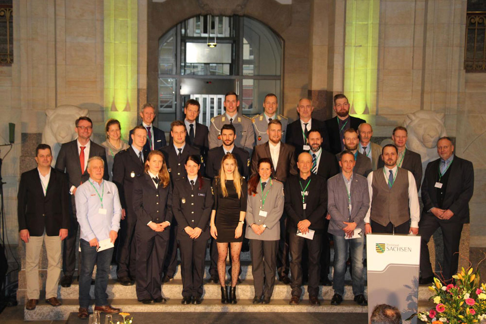 Alle anwesenden Olympiasportlerinnen und -sportler mit ihren Trainern, früheren Übungsleitern sowie Michael Kretschmer, Jens Weißflog, Heike Fischer-Jung und Roland Wöller. Foto: LSB
