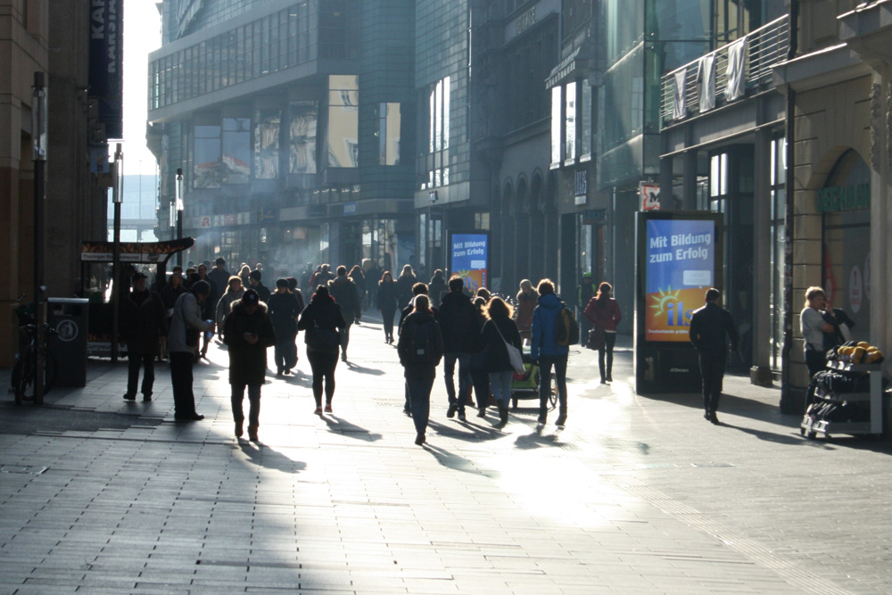 Fußgänger in der Petersstraße. Foto: Ralf Julke