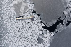 Meereisdicken-Messflug über arktischem Meereis Foto: NADIR/Stefan Hendricks, Alfred-Wegener-Institut