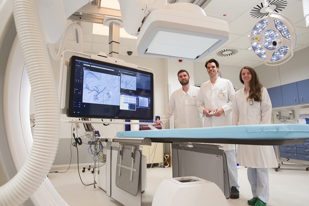 Oberarzt Tim-Ole Petersen (Mitte), Leiter der Interventionellen Radiologie, mit seinen Kollegen Oberärztin Dr. Bettina Maiwald und Oberarzt Dr. Steffen Strocka an der neuen 1-Ebenen-Anlage. Foto: Stefan Straube / UKL