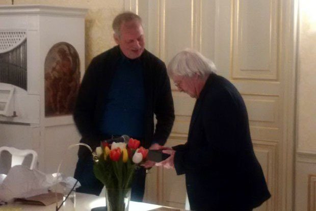 Der Vorsitzende Ralph Grüneberger übergibt den Preis an Andreas Reimann (r.). Foto: Maren Schönfeld