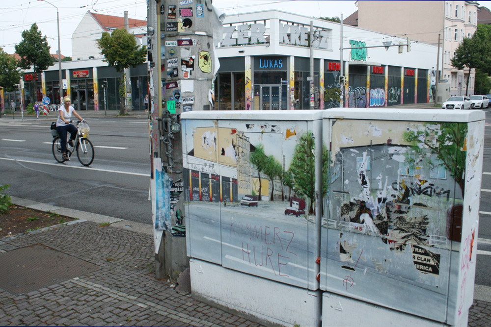 Noch immer ungeliebt: flache Rewe-Kaufhalle am Connewitzer Kreuz. Foto: Ralf Julke