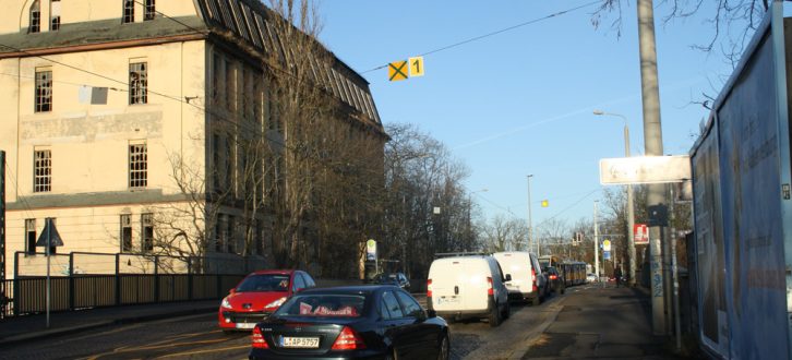Autoschlange auf der südlichen Georg-Schwarz-Brücke. Foto: Ralf Julke