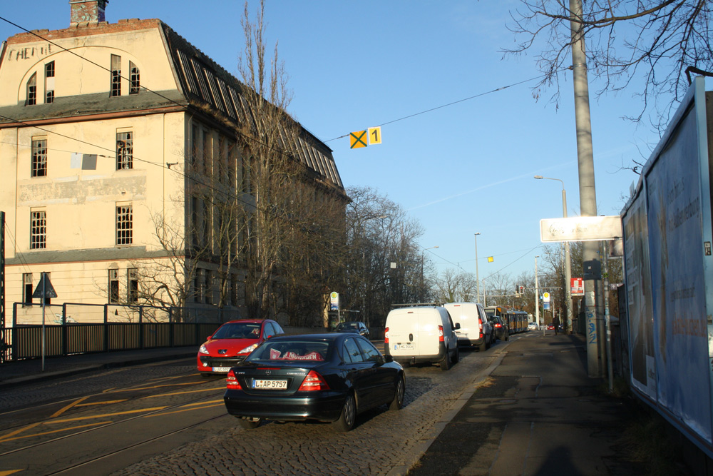 Autoschlange auf der südlichen Georg-Schwarz-Brücke. Foto: Ralf Julke